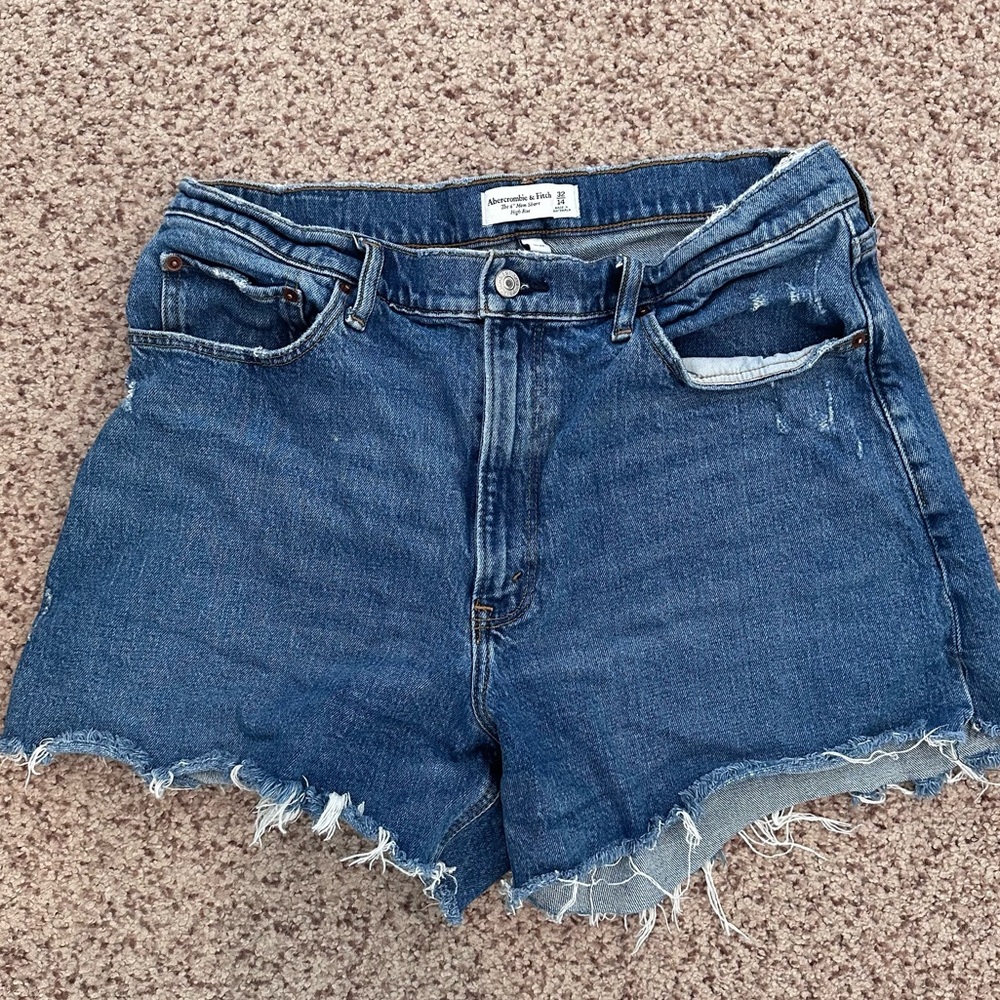 EUC Abercrombie and Fitch The 4" Mom Short High Rise